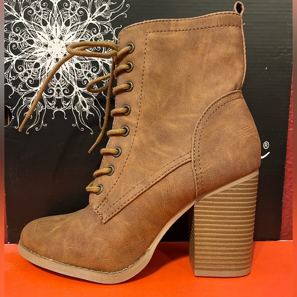 Curfew Brand, size 8.5, 3.5 in. Tall Heel Boots. - Picture 2 of 13